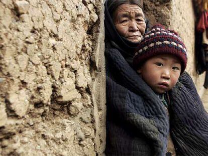 Jin Zi La Bu, huérfano a causa del sida, fotografiado junto a su abuela en Lianghsan Yi.