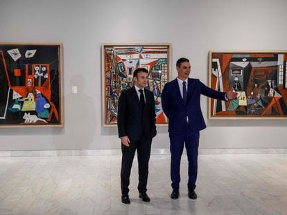 El presidente de Francia, Emmanuel Macron, y el presidente del Gobierno, Pedro Sánchez, este jueves en el Museo Picasso de Barcelona.