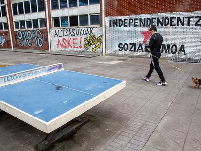 Pintadas por la independencia y el socialismo, en la fachada del polideportivo de Lezo, en Gipuzkoa.