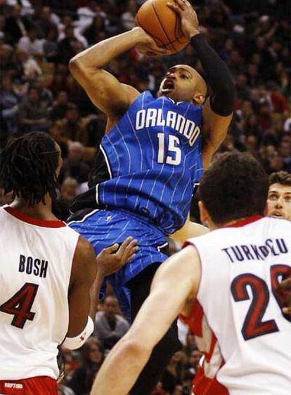 Vince Carter intenta lanzar a canasta.