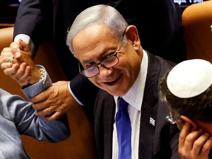 Israeli Prime Minister Benjamin Netanyahu and lawmakers gather at the Knesset plenum to vote on a bill that would limit some Supreme Court power, in Jerusalem July 24, 2023. REUTERS/Amir Cohen     TPX IMAGES OF THE DAY