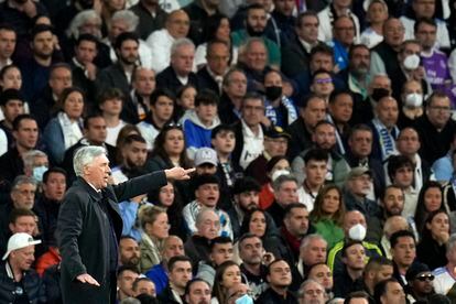 El entrenador del Real Madrid, Carlo Ancelotti da instrucciones desde la banda.