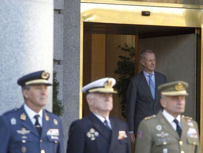 El ministro de Defensa, Pedro Morenés, detrás de los jefes del Estado Mayor del Aire, José Jiménez; de la Armada, Manuel Rebollo, y del Ejército, Fulgencio Coll.