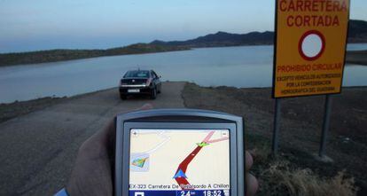 Un GPS marca la ruta inundada por el pantano, donde falleció el conductor..