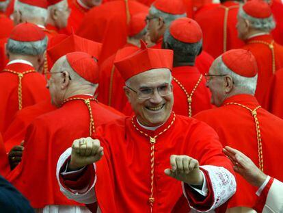 El secretario de Estado del Vaticano Tarcisio Bertone, cuando concluyó el cónclave que eligió al Papa Benedicto XVI en 2005.