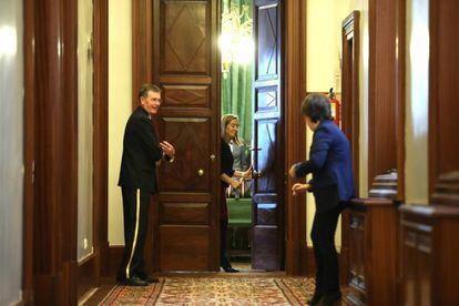 Ana Pastor, en la puerta de la comision de gastos reservados del Congreso, ante Soraya S&aacute;enz de Santamar&iacute;a, la semana pasada.