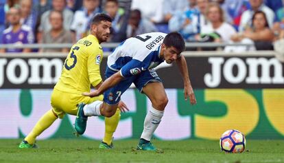 Gerard Moreno supera a Musacchio, en el Espanyol-Villarreal. 