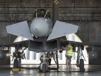 Mecánicos del Ejército del Aire dan mantenimiento a un Eurofighter en una imagen de febrero de 2017. Sergio Ruiz González Ministerio de Defensa