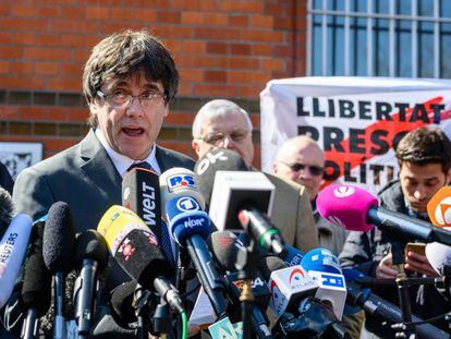 El expresidente de la Generalitat de Cataluña, Carles Puigdemont, se dirige a los medios a su salida de la cárcel de Neumünster este viernes.