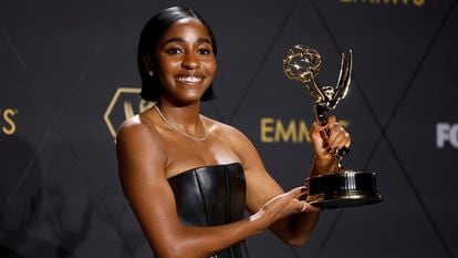 Ayo Edebiri sostiene su premio Emmy a la mejor actriz secundaria por 'The Bear', el 15 de enero de 2024 en Los Ángeles.