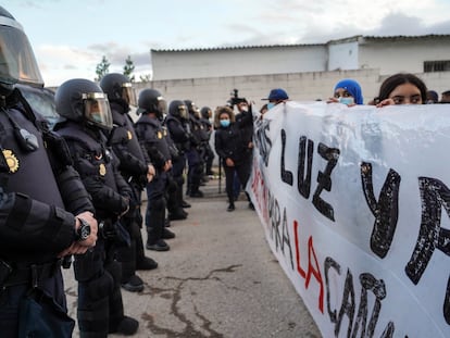 Antidisturbios ante vecinos de la Cañada Real, en una protesta el 24 de octubre para pedir que vuelva el suministro eléctrico.
