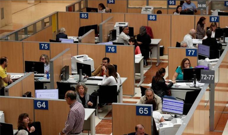 Funcionarios en la delegación de Hacienda en Madrid.
