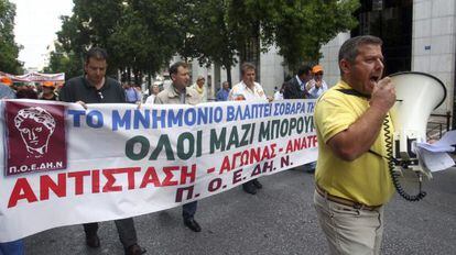 Funcionarios de la sanidad p&uacute;blica griega se manifiestan contra las medidas de austeridad impuestas por el gobierno heleno, en Atenas, Grecia el 1 de noviembre de 2012. 