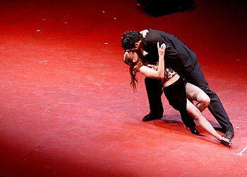 Alejandro Gastón y Tatiana Barrionuevo en el II Campeonato Mundial de Tango en Buenos Aires. / REUTERS