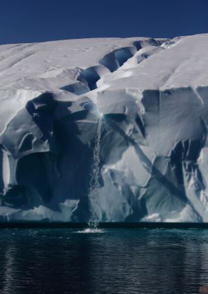 El hielo se funde por el calentamiento y forma una catarata sobre el oc&eacute;ano en la Ant&aacute;rtida.