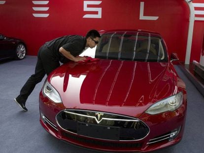 En empleado de Tesla sacando brillo a un sedán Model S