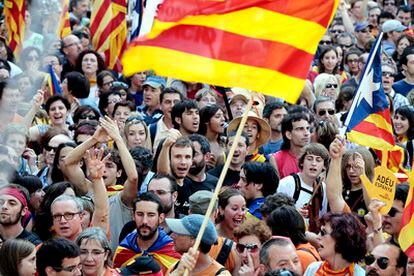 La cantidad de gente que hay en el Paseo de Gracia ha obligado a la gente a seguir el recorrido por calles paralelas, como la Rambla de Catalunya, Balmes o Pau Claris.