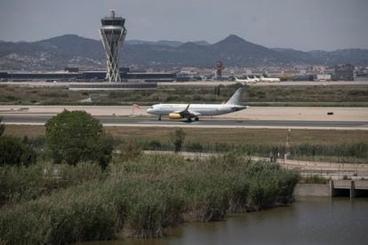 Un avión aterriza en el aeropuerto de El Prat, este miércoles.