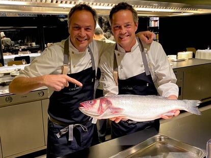 Sergio y Javier Torres con una gran lubina de Aquanaria. J.C.CAPEL