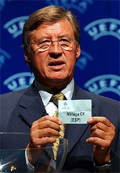 El presidente de la UEFA, Gerhard Aigner, saca la papeleta del Málaga, en el sorteo de Mónaco.