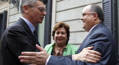 El ministro de Justicia, Alberto Ruiz-Gallard&oacute;n, saluda al presidente en funciones del Poder Judicial, Fernando de Rosa, en el Congreso.