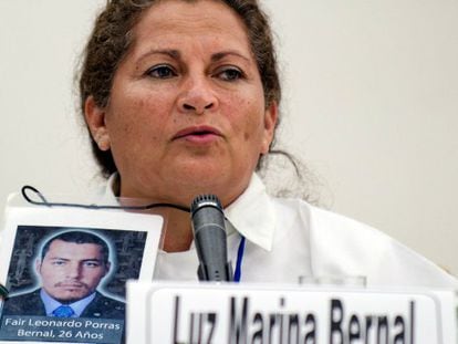 Luz Marina Bernal muestra en La Habana la foto de su hijo, discapacitado, asesinado por militares / Foto: AFP | Vídeo: Reuters Live!