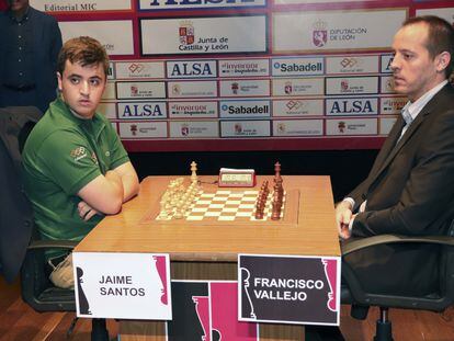 Ambos jugadrores aguardan el comienzo de la semifinal en el Auditorio de León
