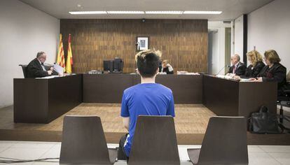 El 'youtuber' ReSet, ante la juez, en la Ciudad de la Justicia de Barcelona.