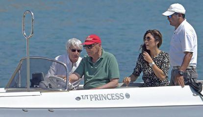 Bernie Ecclestone, con su esposa y miembros de la tripulaci&oacute;n de su barco, en Ibiza el pasado junio.
