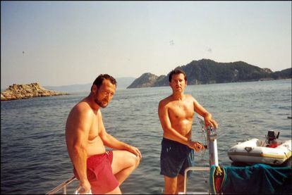 El contrabandista Marcial Dorado Baúlde (izquierda) y Alberto Núñez Feijóo, en un barco del primero en el verano de 1995, entre Baiona y las islas Cíes, en la ría de Vigo.