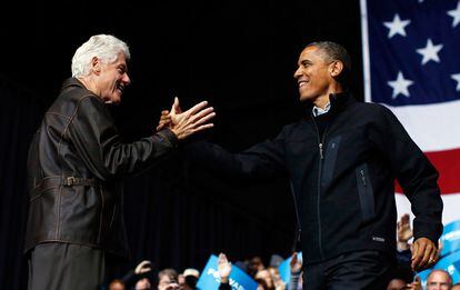 El expresidente de los EE UU, Bill Clinton, saluda al candidato demócrata a la reelección, Barack Obama, durante un mitín en Bristow, Virginia, el 3 de noviembre.