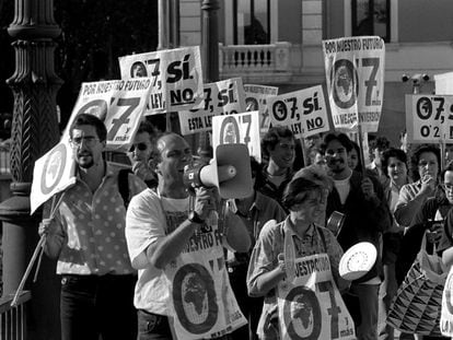 Manifestación con 'cacerolada' incluida, de la Plataforma 0,7 %, en 1998.