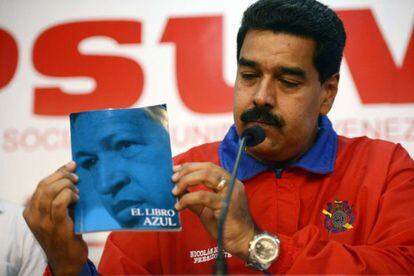 Maduro muestra el Libro Azul que recoge el pensamiento chavista