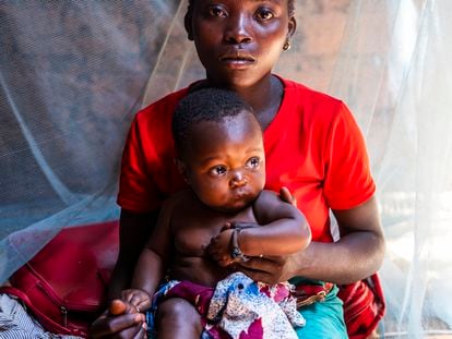 Joanita, madre de 15 años, con su hijo hijo Eridimilson, de cuatro meses.