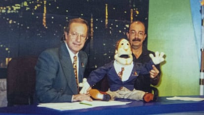 José Ramón Fernández and Andrés Bustamante, known as Güiri Güiri, during a broadcast.