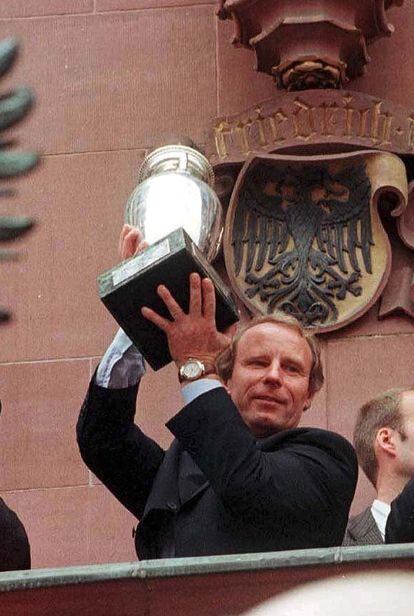 Berti Vogts, con el trofeo de campeón de la Eurocopa 1996.