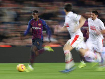 Dembélé corre con el balón ante el Eibar. 