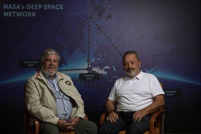 Jose Manuel Grandela, izquierda, y Carlos González, en la Estacion de Espacio Profundo de la NASA en Robledo de Chavela, Madrid.