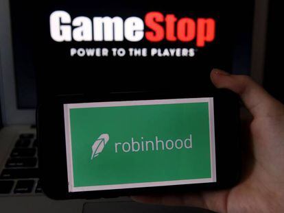 Logotipos de Gamestop y Robinhood. 