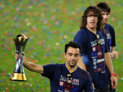 Xavi Hernandez, con el trofeo de campeón de la copa de campeón de clubes.