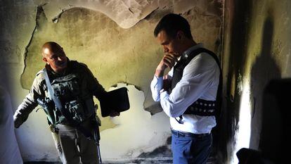 El presidente del Gobierno, Pedro Sánchez, en la vivienda de la activista Vivian Silver, asesinada por Hamás, durante una visita en el kibutz Beeri, este jueves.
