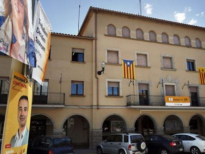 Fachada del Ayuntamiento de Navàs (Barcelona), gobernado por la CUP, con la bandera 'estelada' en el balcón.