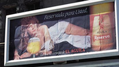 Valla publicitaria de cerveza El Águila en una calle de Madrid