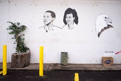 Obama y su mujer, Michelle Obama, retratados en la pared de un aparcamiento junto con el águila , uno de los iconos representativos del gobierno estadounidense. La tienda contigua a la pared del mural es una licorería de Detroit (Michigan).