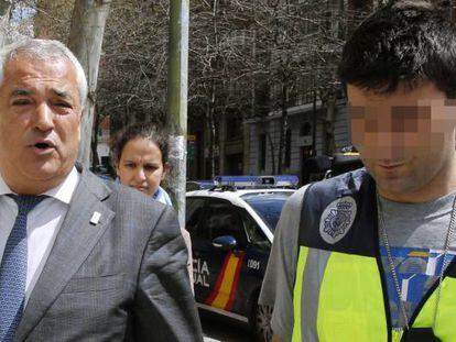 El presidente de la Asociaci&oacute;n de Usuarios de Servicios Bancarios (Ausbanc), Luis Pineda, tras el registro de su sede en Madrid el mes pasado. 