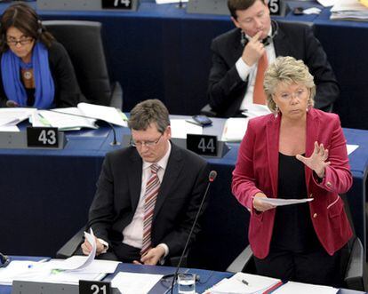 La vicepresidenta de la comisión y responsable de Justicia, Viviane Reding, durante su intervención en el Parlamento Europeo sobre la deportación de gitanos puesta en marcha por Francia.