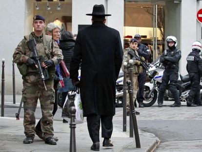 Policías y soldados franceses, durante una operación de vigilancia, este lunes en el barrio judío de París. 