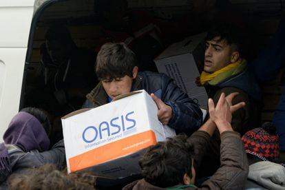 De los 45 millones de euros que el Reino Unido entregó en agosto del año pasado para enfrentar la crisis migratoria en Calais, sólo 10 se utilizaron para mejoras humanitarias, el resto fue destinado al reforzamiento de las medidas de seguridad. En la imagen, refugiados recuperan la ayuda humanitaria entregada por voluntarios. 
