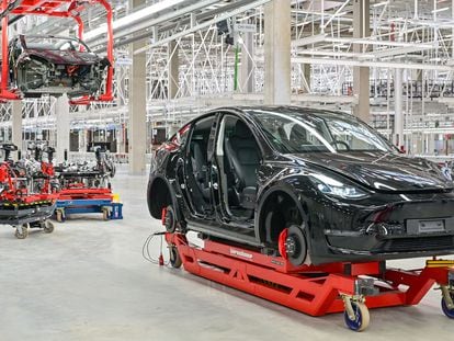 Automóviles Tesla son ensamblados en la fábrica de la marca en Berlín (Alemania), en 2021.