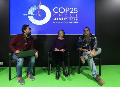 Pablo Manzano, Rosa Diez Tagarro y Daniel González, durante la charla sobre ganadería industrial de este miércoles en la Cumbre del Clima de Madrid.